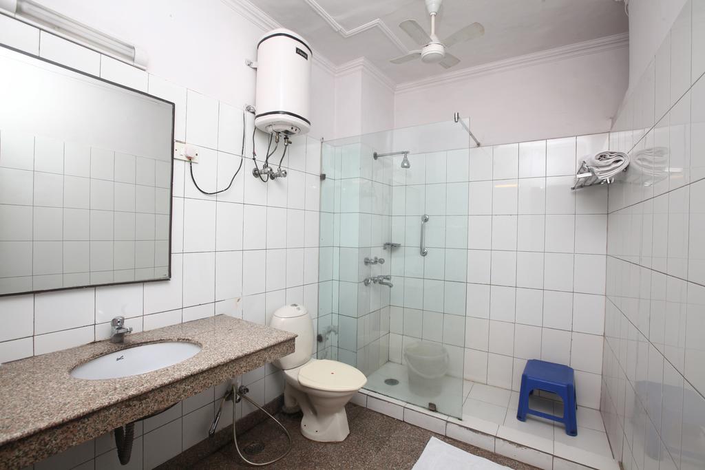 Hotel Oyo 358 Sarojini Nagar Nové Dillí Pokoj fotografie
